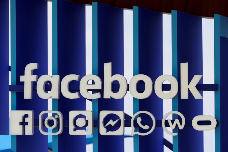 Facebook user numbers disappoint, stock nosedives